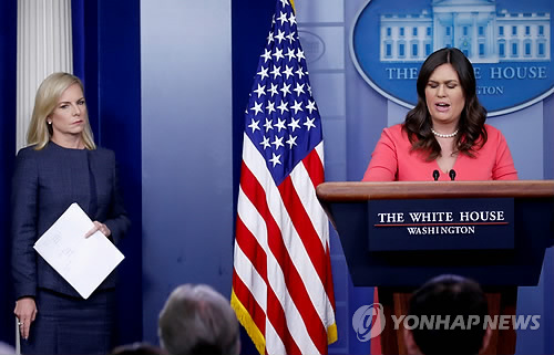 미국 백악관 샌더스 대변인은 18일(현지시간) 북한이 선의를 갖고 행동하는 한 8월로 예정된 한미연합군사훈련이 중단될 것이라고 밝혔다(연합뉴스).