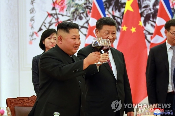 중국을 방문한 김정은 북한 국무위원장(왼쪽)이 19일 중국 베이징 인민대회당에서 열린 공식 환영식에서 시진핑 중국 국가주석과 건배하고 있다.(사진=연합뉴스)