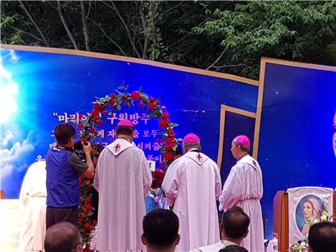 인도 및 인도네시아, 필리핀에서 두 분의 대주교와 한분의 주교가 미사를 집전하거나 참례하고 있다.