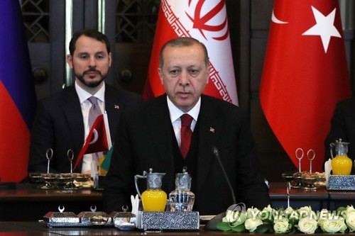 레제프 타이이프 에르도안 터키 대통령(앞)과 베라트알바라이크 재무장관 [이타르 타스=연합뉴스 자료사진]