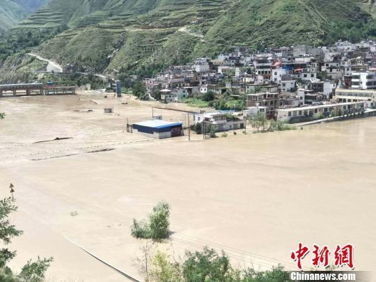 중국 간쑤성 난위마을에서 강둑이 무너져 마을이 물에 잠긴 모습 [중국신문망 캡처]