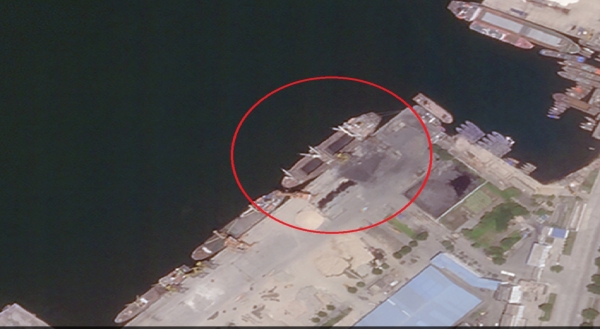 지난 16일 북한 원산항을 촬영한 위성사진. 석탄 적재를 위한 노란 크레인 옆에 약 90m 길이의 선박이 정박해있다(VOA)