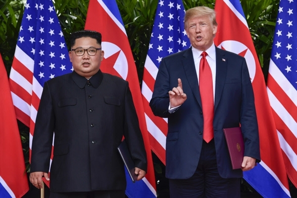 지난 6월12일 싱가포르 미북 정상회담 당시 도널드 트럼프 미 대통령(오른쪽)이 김정은 북한 국무위원장과 헤어지기에 앞서 함께 발언하는 모습.(싱가포르 AP=연합뉴스)