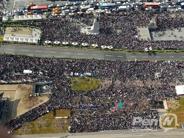지난 3월 1일 오후 1시 20분경, 범국민대회에 참가한 시민들로 광화문 광장이 태극기로 가득 메워졌다.
