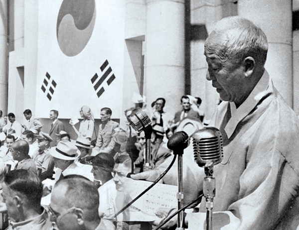이승만 초대대통령이 1948년 8월15일 대한민국 정부 수립 경축사를 하는 모습.