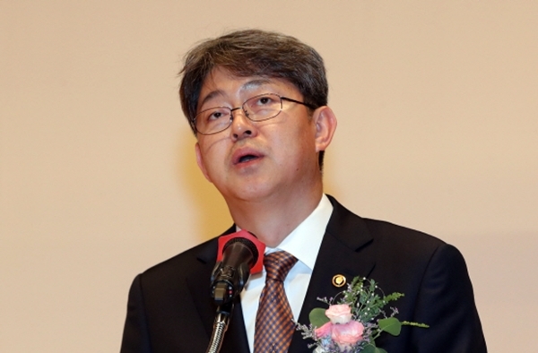 강신욱 신임 통계청장이 28일 대전정부청사에서 취임식을 갖는 모습.(사진=연합뉴스)