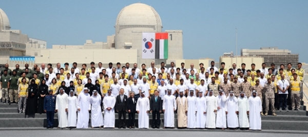 아랍에미리트(UAE)를 공식 방문 중인 문재인 대통령이 26일 오후 모하메드 빈 자이드 알 나흐얀 왕세제와 함께 한국이 건설한 바라카 원전 1호기 앞에서 기념 촬영을 하고 있다.(사진=연합뉴스)