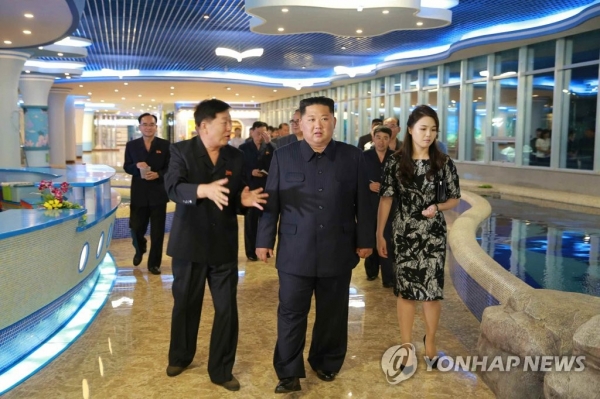 북미회담 앞두고 김정은이 새로 건설된 평양대동강수산물 식당을 둘러보고 있다고 북한 노동신문이 6월 9일 보도했다(연합뉴스).