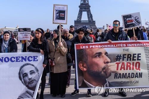 파리에서 열린 무슬림들의 라마단 교수 석방 촉구 집회 [연합뉴스 제공]