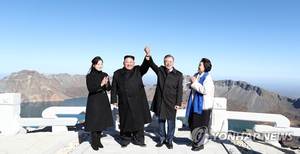 문재인 대통령과 김정은 북한 국무위원장이 20일 오전 백두산 정상인 장군봉에 올라 손을 맞잡고 들어 보이고 있다.(사진=연합뉴스)