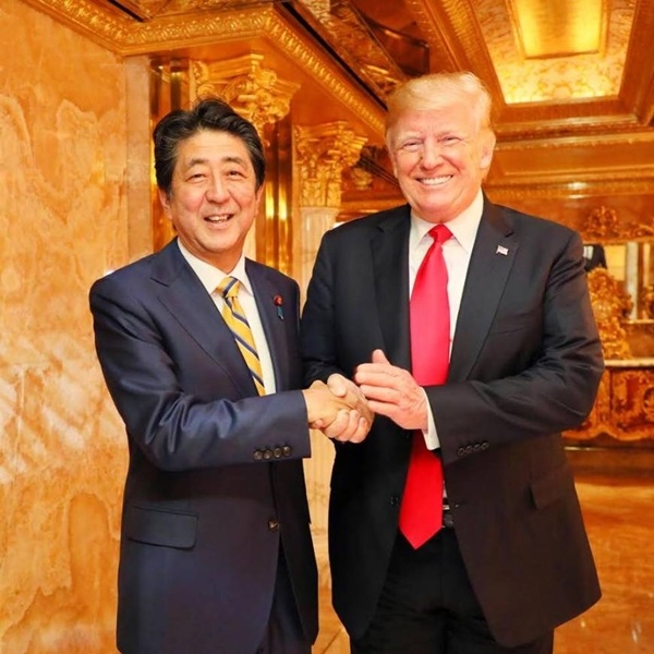 아베 신조 일본 총리와 도널드 트럼프 미국 대통령이 미국 뉴욕 현지시간으로 23일 저녁 2시간30분동안의 업무 만찬에서 "건설적인 대화"를 나눴다고 일본 총리실 측이 공지했다.(사진=일본 총리실 페이스북)