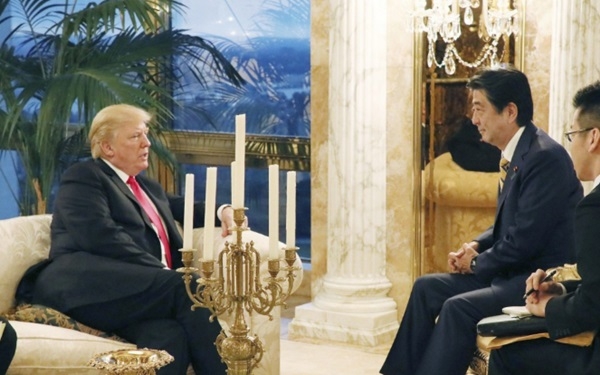 아베 신조 일본 총리와 도널드 트럼프 미국 대통령이 미국 뉴욕 현지시간으로 23일 트럼프타워 내 트럼프 대통령 자택에서 저녁 2시간30분동안의 업무 만찬을 갖기에 앞서 30분간 1대1 환담을 가진 모습.