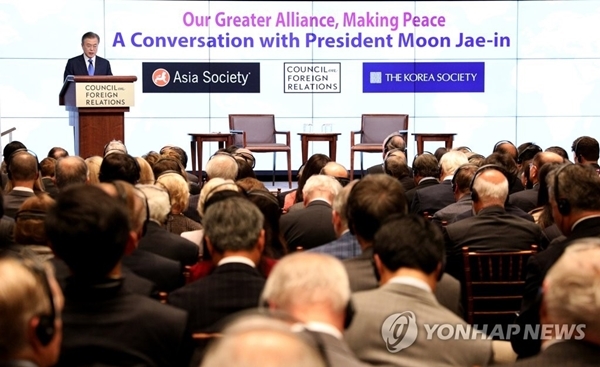 제73차 유엔총회 참석을 위해 뉴욕을 방문 중인 문재인 대통령이 25일 오후(현지시간) 미국 뉴욕 외교협회(CFR)에서 열린 "위대한 동맹으로 평화를(Our Greater Alliance, Making Peace(부제:문재인 대통령과의 대화, A Conversation with President Moon Jae-in)” 행사에서 연설하고 있다.