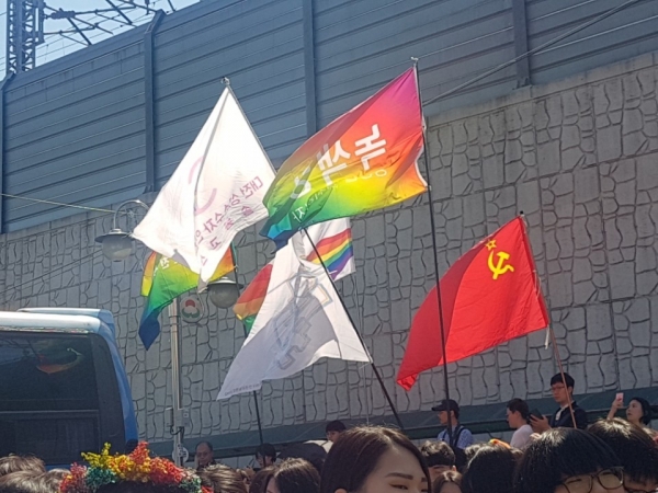 동성애 행사장에 등장한 소련 깃발 [인터넷 갈무리]