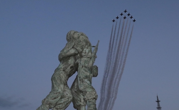제70주년 국군의날 기념식을 앞두고 지난달 27일 초음속 훈련기인 T-50B로 이뤄진 공군 특수비행팀 블랙이글스가 용산 상공에서 축하비행 연습을 하고 있다.(사진=연합뉴스)