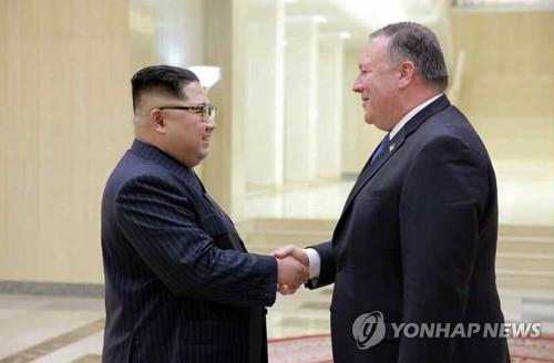 지난 5월 김정은이 방북한 마이크 폼페이오 미국 국무장관을 만나 악수하고 있는 모습(연합뉴스)
