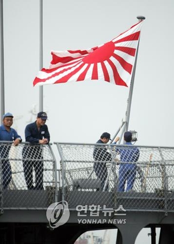 지난 2007년 9월13일 인천항에는 일본 해상자위대 전투함이 욱일승천기를 게양한 가운데 입항하고 4박5일간 우리나라 해군과의 친선행사를 마치고 귀국한 바 있다.(사진=연합뉴스)