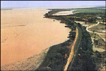 2009년 산동의 황화를 촬영한 이 사진을 보면, 강의 수면이 인근 지역의 지면보다 높다. http://factsanddetails.com/china/cat15/sub103/item448.html