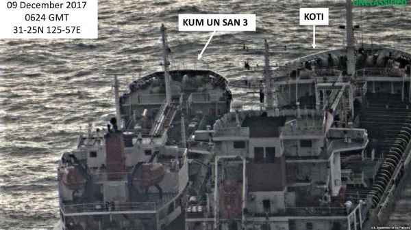 미국 재무부가 지난해 12월 북한의 불법거래를 겨냥한 새 제재조치를 발표하면서, 북한 선박 금운산3호(왼쪽)와 파나마 선적 코티호의 불법 환적 장면을 촬영한 사진을 공개했다(VOA).