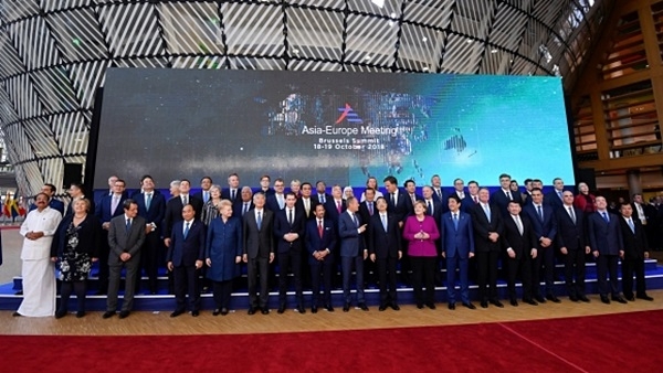 19일(현지시간) 유럽연합(EU) 본부가 있는 브뤼셀에서 열린 제12차 아셈(ASEM) 정상회의에 참석한 유럽과 아시아의 정상들이 단체사진을 찍고 있다. 이 자리에 문재인 대통령은 참석하지 못했다.(사진=연합뉴스)