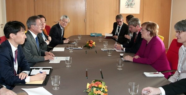 아셈 정상회의 참석차 유럽을 순방 중인 문재인 대통령이 19일(현지시간) 벨기에 브뤼셀에서 앙겔라 메르켈 독일 총리(오른쪽 두번째)와 정상회담을 갖고 있다.(사진=연합뉴스)