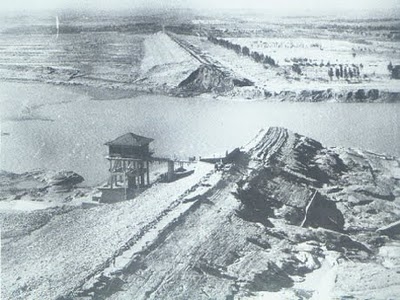 무너진 판교댐의 모습, https://www.internationalrivers.org/resources/the-forgotten-legacy-of-the-banqiao-dam-collapse-7821