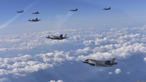 지난해 8월 미한 공군 연합 항공차단 작전에서 한국 공군 F-15K 전투기와 미국 해병대 F-35B 스텔스 전투기가 함께 비행하고 있다(미 국방부).