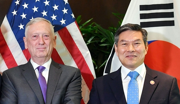 (왼쪽부터) 짐 매티스 미국 국방부 장관과 정경두 한국 국방부 장관.(사진=연합뉴스)