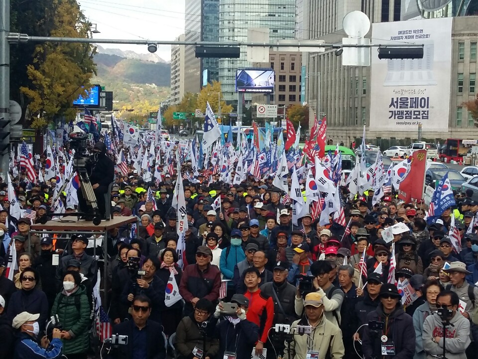 27일 오후 서울 대한문 광장 앞에서 문재인 정권의 퇴진을 촉구하는 대규모 집회가 열렸다.