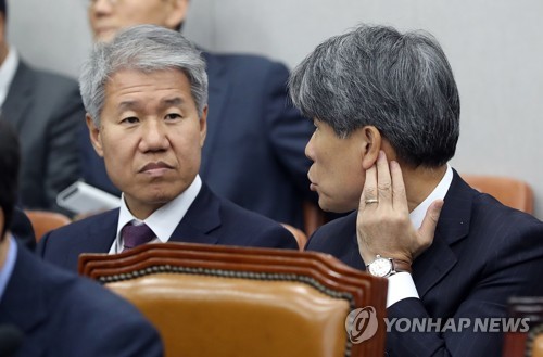 사진 왼쪽부터 김수현 청와대 사회수석, 윤종원 경제수석.(연합뉴스 제공)