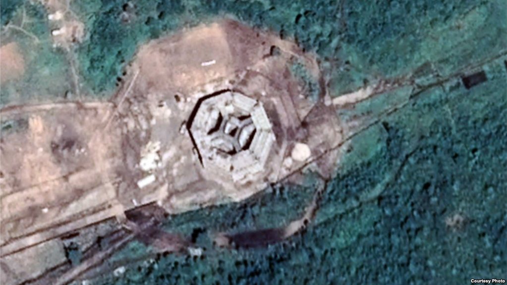 평안북도 영변군 고성리 인근의 군사 훈련장에 8각형 모양의 건축물이 등장했다. 폭 약 40m, 높이는 10m 내외로 추정된다. ‘프랑스 국립연구원(CNES)’과 ‘에어버스’사가 촬영해 ‘구글 어스’에 공개된 9월7일자 위성사진.