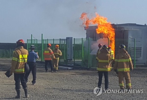 지난 8월 15일전북 군산시 오식도동 한 태양광발전시설 에너지저장시스템(ESS·Energy Storage System)에서 불이 나 소방대원이 진화하고 있다.
