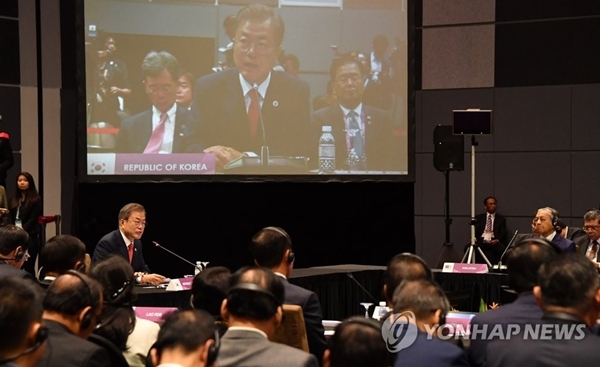 문재인 대통령이 14일 오전(현지시간) 싱가포르 선텍(SUNTEC) 컨벤션센터에서 열린 제20차 한·아세안 정상회의에서 기조 연설을 하고 있다.(사진=연합뉴스)