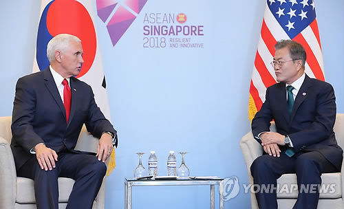 아세안 정상회의 참석 중인 문재인 대통령과 마이크 펜스 미 부통령이 15일 오전(현지시간) 싱가포르 선텍(Suntec) 컨벤션 센터에서 만나 환담하고 있다(연합뉴스).