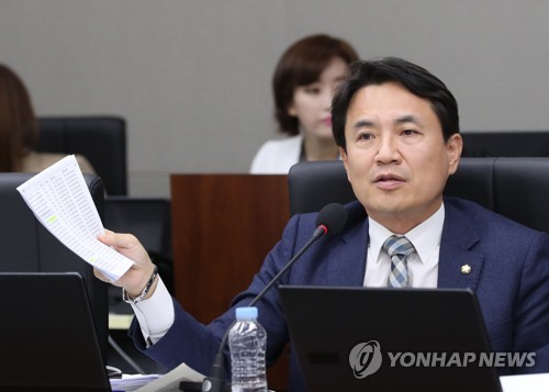 김진태 자유한국당 의원이 20일 자신의 페이스북을 통해 전국법관대표회의를 비판했다. (사진=연합뉴스)