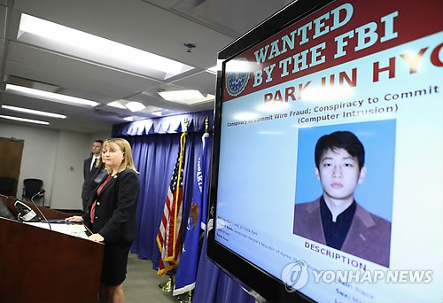 미 법무부의 트레이시 윌키슨 차관보가 지난 6일(현지시간) 북한 국적의 해커 박진혁(34)에 대한 기소를 발표하는 모습(연합뉴스).