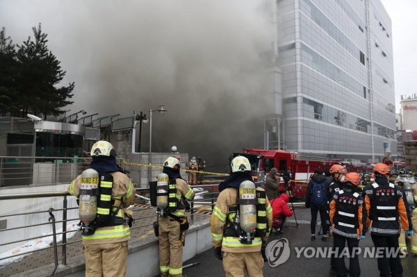 서대문구 KT 빌딩 지하 통신구 화재24일 오전 서울 서대문구 충정로의 KT 아현빌딩 지하 통신구에서 불이 나 소방관들이 화재진화 작업을 벌이고 있다.