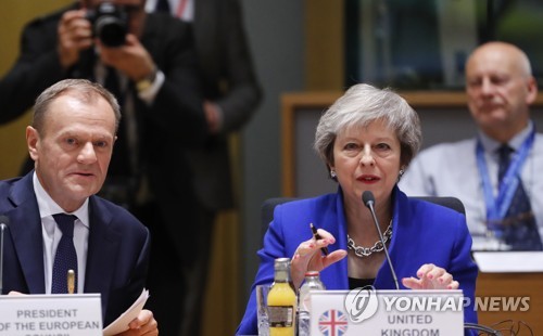 투스크 EU 정상회의 의장(좌)과 메이 영국 총리(우). (사진 = 연합뉴스)