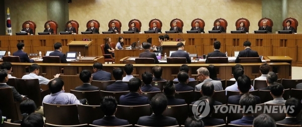 지난 8월 '양심적 병역거부자' 처벌을 둘러싸고 대법원에서 열린 재판. (사진 = 연합뉴스)