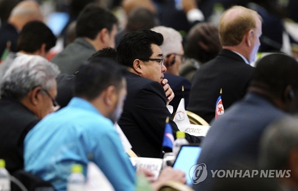 김일국 북한 체육상(가운데)이 29일 일본 도쿄에서 열린 국가올림픽위원회연합(ANOC) 총회에 참석하고 있다.(사진=연합뉴스)