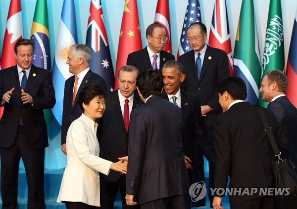 지난 2015년 11월15일 오후(현지시간) 박근혜 대통령이 터키 안탈리아 레그넘 호텔 컨벤션센터에서 열린 G20 정상회의 단체 기념촬영에서 아베 일본 총리와 악수하고 있다.(사진=연합뉴스)