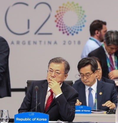 문재인 대통령이 지난달 30일 오후(현지시간) 아르헨티나 부에노스아이레스 코스타 살게로 센터에서 열린 2018 G20 정상회의 세션1 회의에 참석해 생각에 잠겨 있다. (사진=연합뉴스)