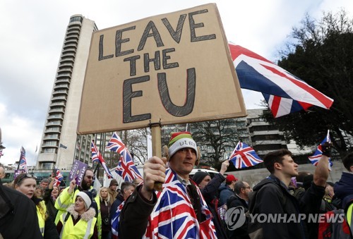 영국독립당(UKIP) 주최로 런던에서 열린 브렉시트 촉구 시위 [AFP=연합뉴스 제공]