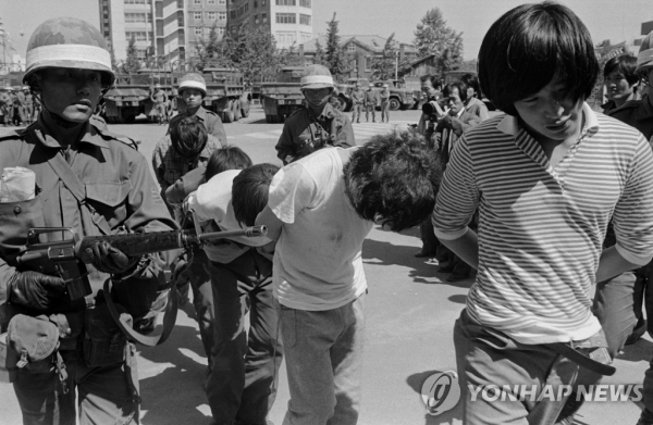 1980년 5월 광주에서 시위하다가 계엄군에게 연행되는 시민들. 권정달 씨의 검찰진술을 통해 신군부 집권 과정 및 정권 창출의 상세한 프로그램이 밝혀졌다.(사진 연합뉴스 제공)