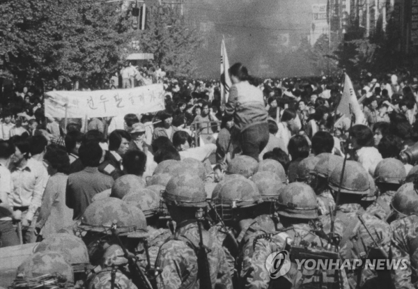 1980년 5월 광주시내에서 시위를 벌이는 광주시민들. 이희성 당시 계엄사령관은 "광주에 계엄군 증파는 내가 결정한 것"이라고 검찰에서 진술했다.(연합뉴스 제공)