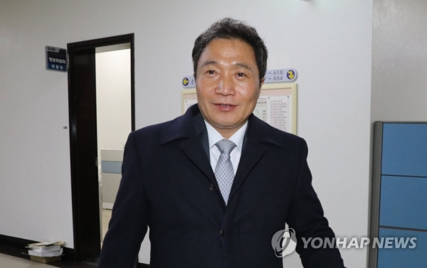 18일 기자회견을 갖고 자유한국당 복당을 선언한 이학재 의원. (사진=연합뉴스)