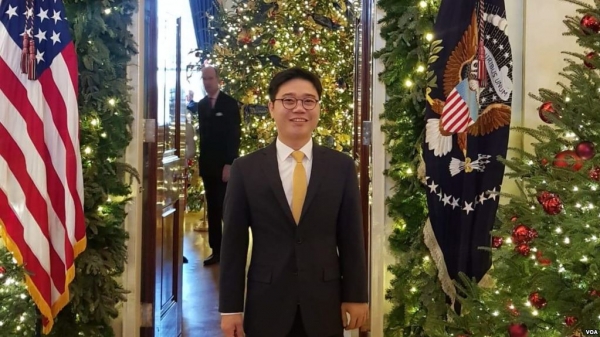 탈북자 지성호 씨가 백악관의 초청으로 17일 열린 크리스마스 연회에 참석했다. (VOA, 사진 제공=지성호)