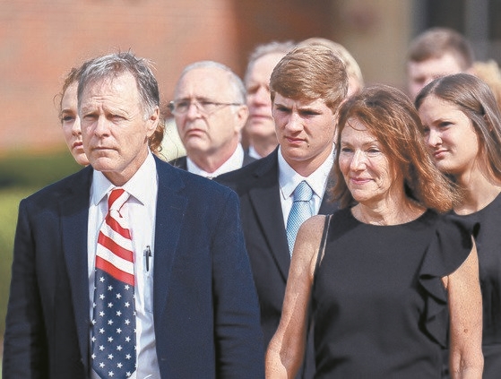 프레드 웜비어(左)와 신디 웜비어(右)가 2017년 6월 22일 미국 오하이오주 와이오밍에서 열린 아들 오토 웜비어의 장례식에 참석하고 있다.