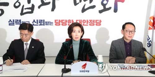 23일 특감반 의혹에 대해 브리핑하는 나경원 자유한국당 원내대표. (사진 = 연합뉴스)