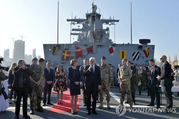 슈타인마이어 독일 대통령이 지난 1월 레바논에 배치된 독일 함정을 방문하고 있다. (사진 = 연합뉴스)